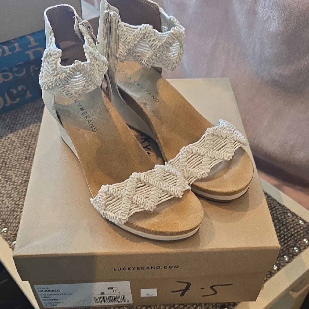 Lucky Brand Women's Tan and Cream Wedges
